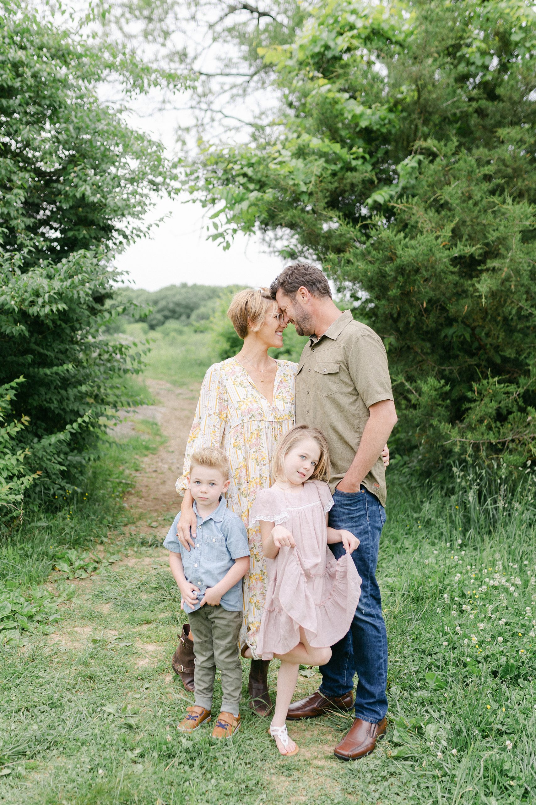parents lean in close with two kids standing in front during Brentwood Family Mini Session