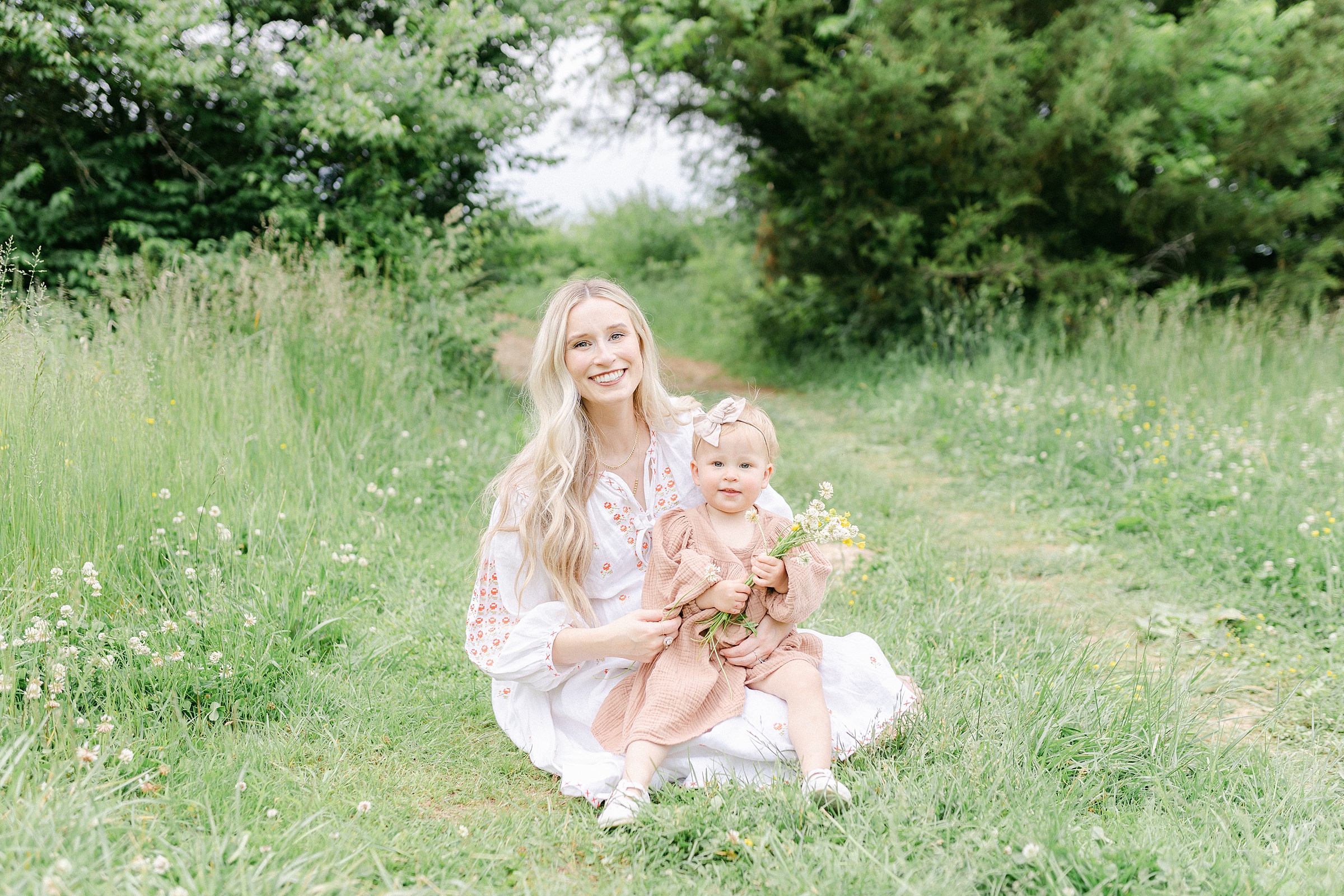 mom and daughter sit in grass in TN photos by Grace Paul Photography