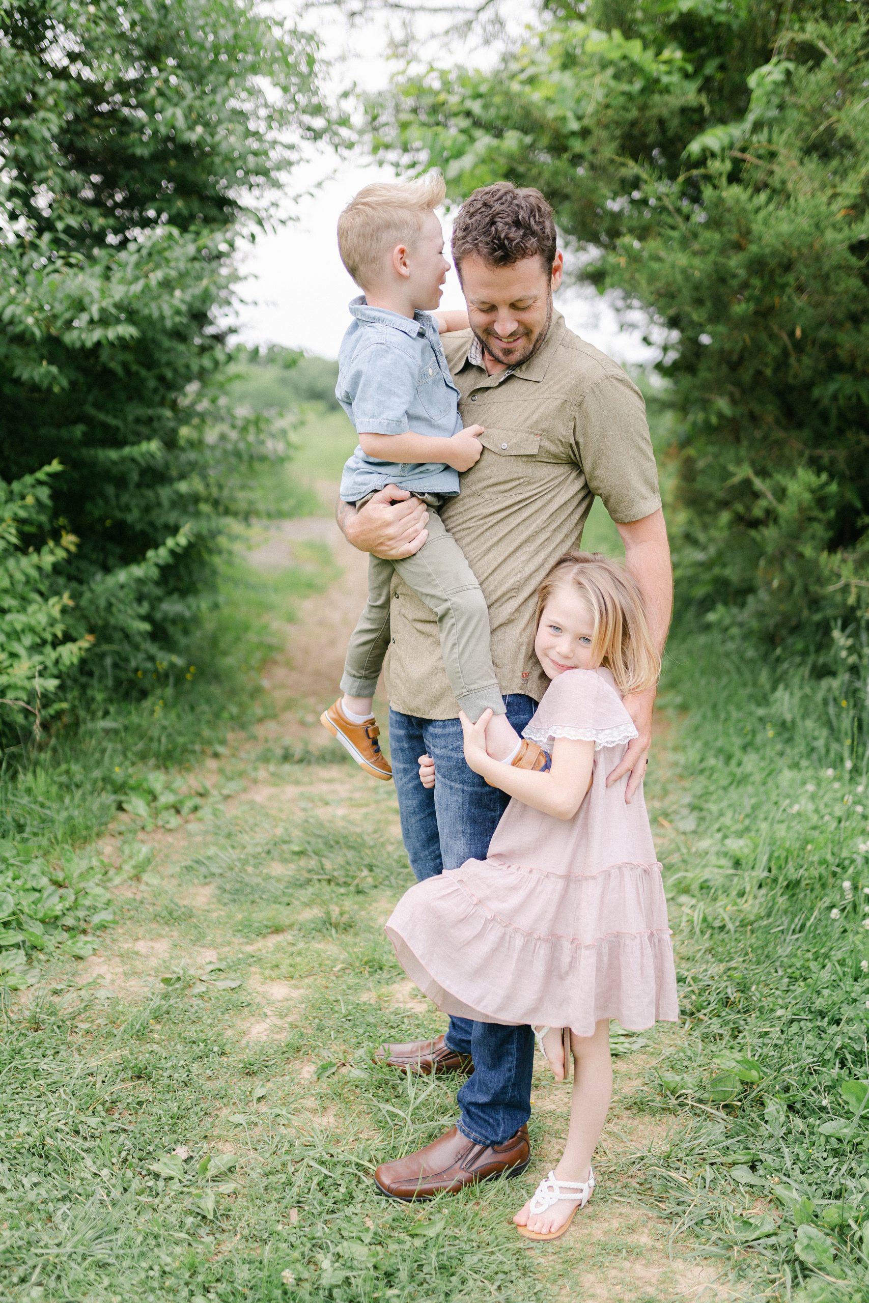 dad holds son and clings to daughter during Brentwood Family Mini Session