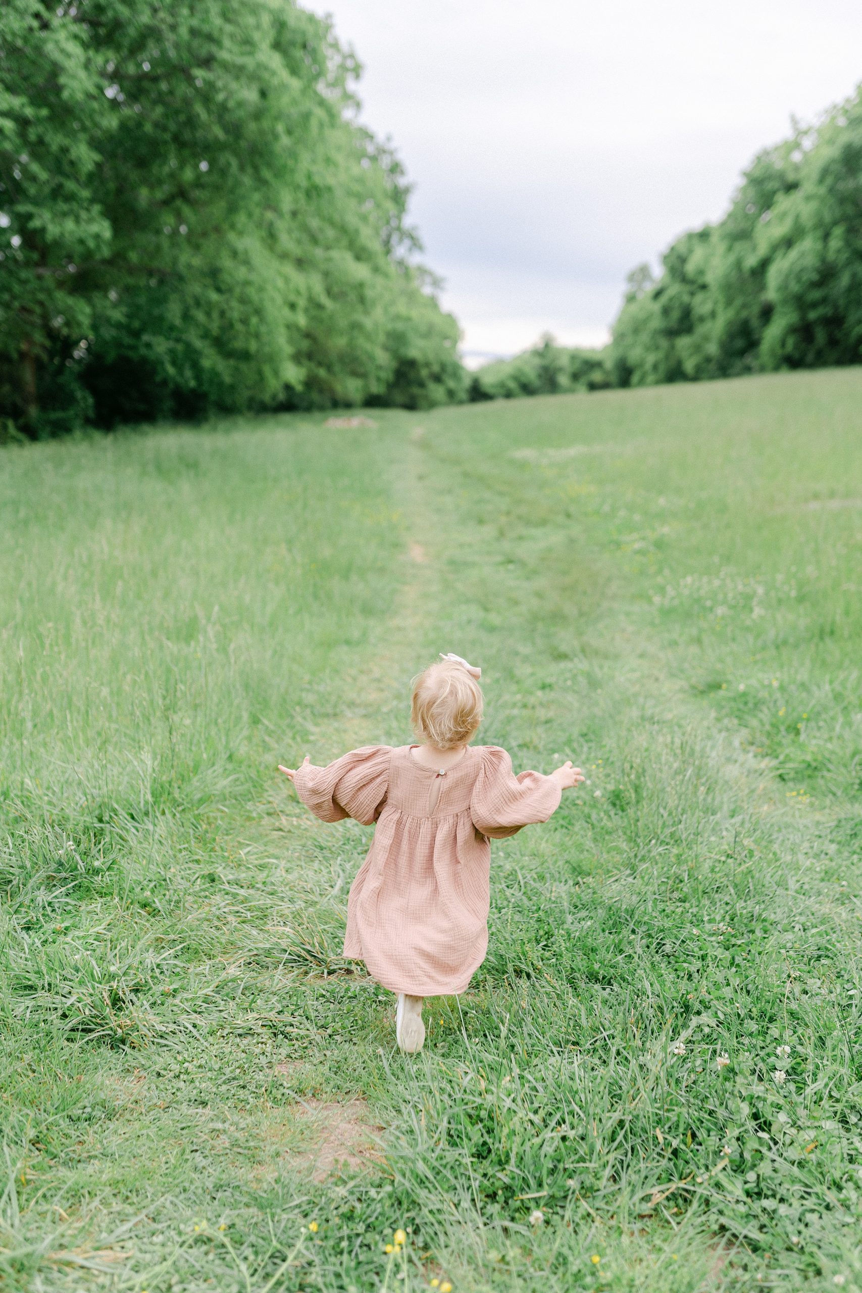 Little girl runs through field in TN